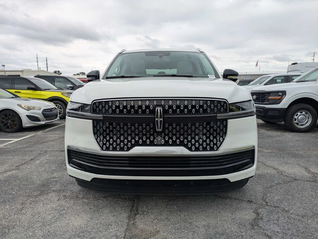 Used 2026 Pristine White Lincoln Reserve image 10