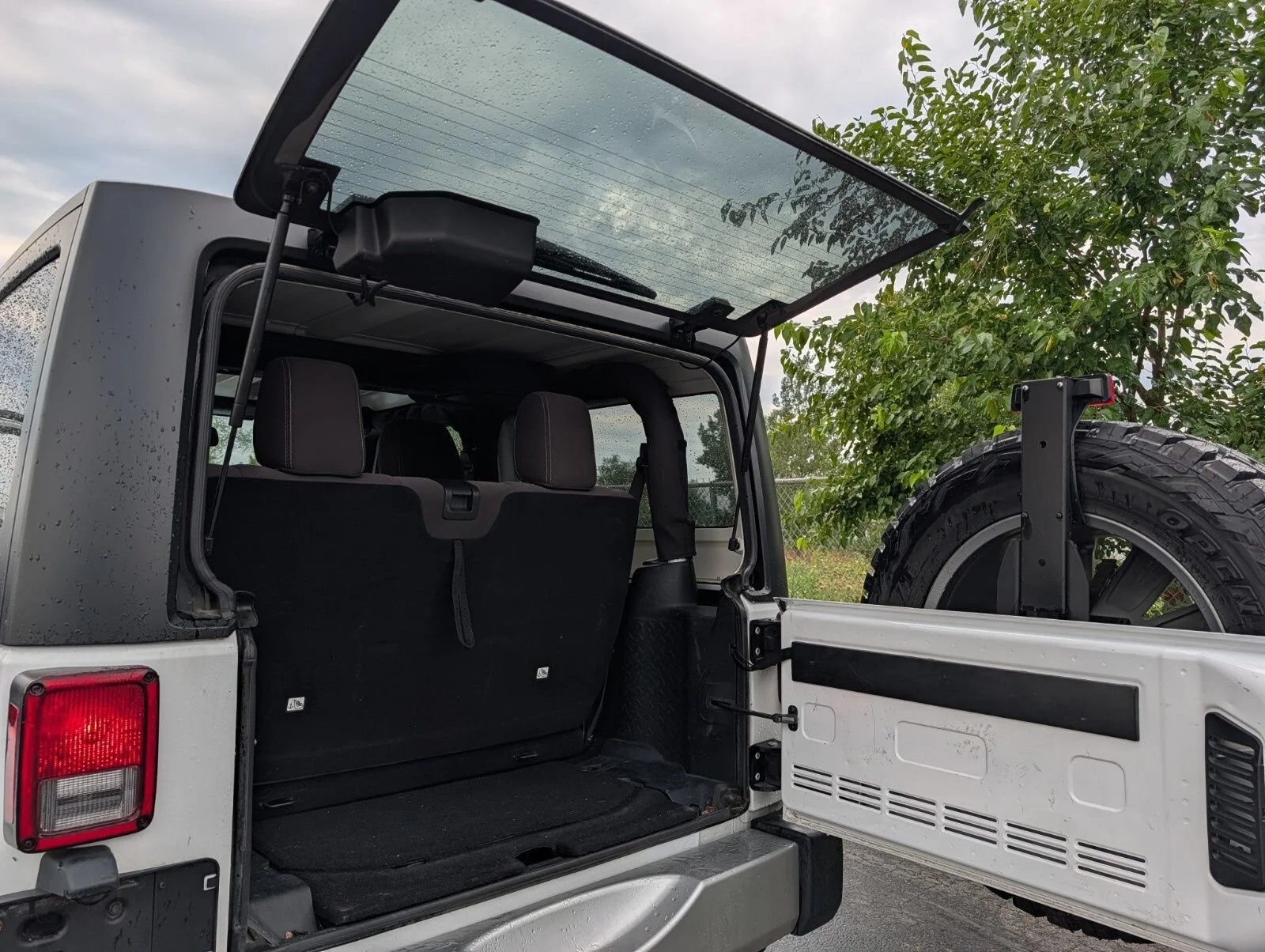 Used 2018 White Jeep Sahara 4x4 image 20