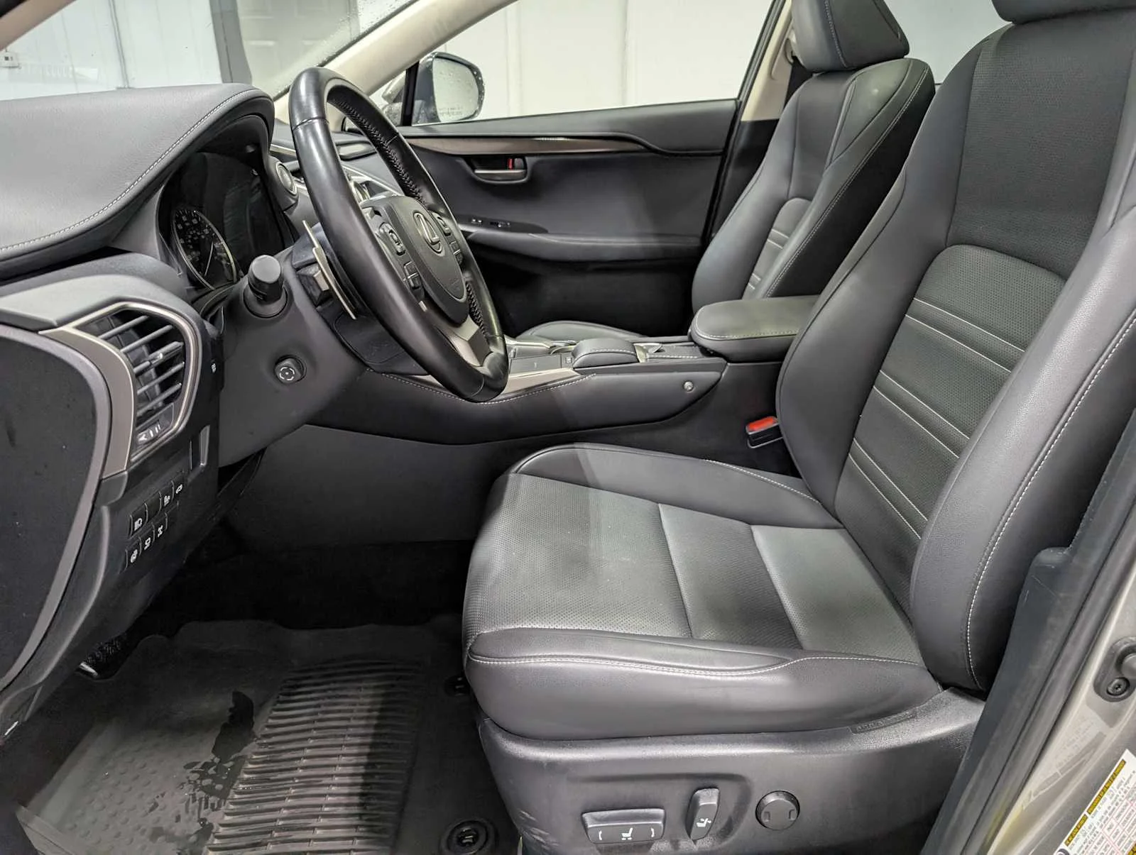 Used 2021 Atomic Silver Lexus  image 4