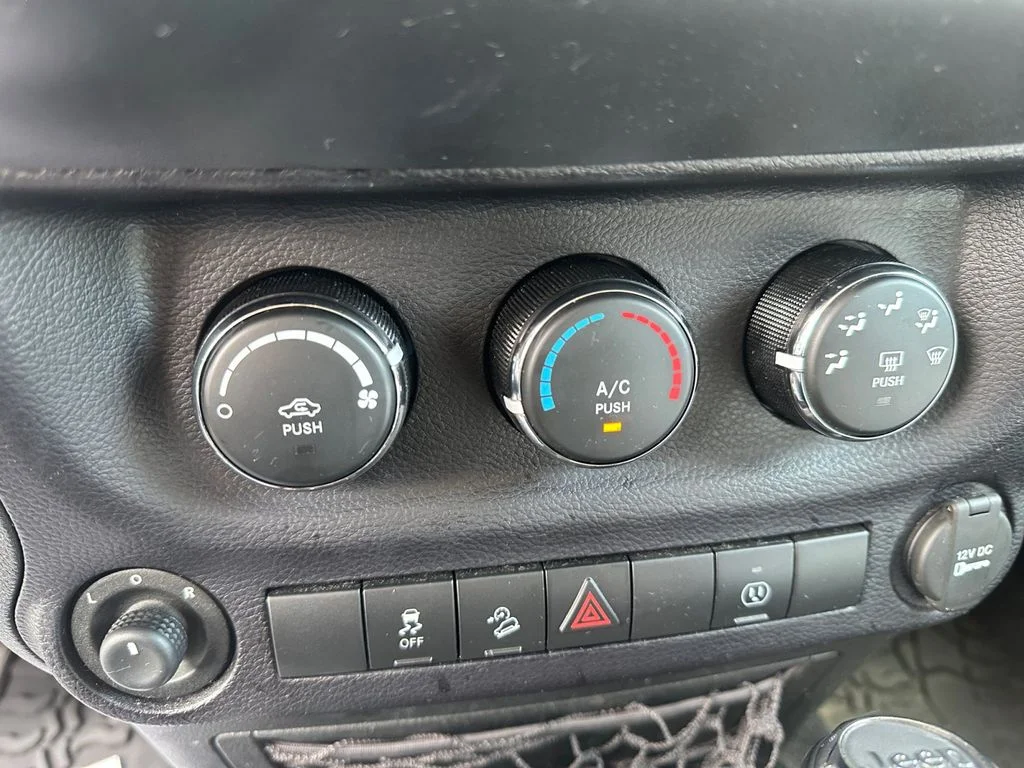 Used 2016 White Jeep Sahara image 23