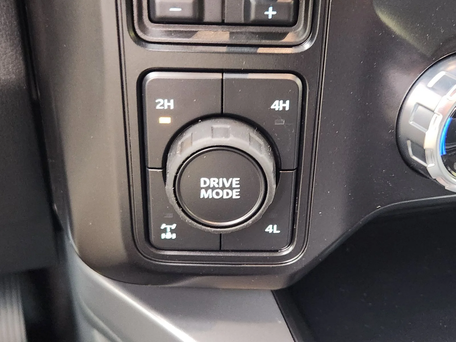 New 2026 Glacier Gray Metallic Tri-Coat Ford F-250® Lariat® image 16
