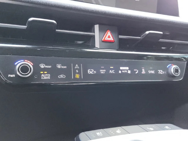 Used 2022 White Kia Wind image 29