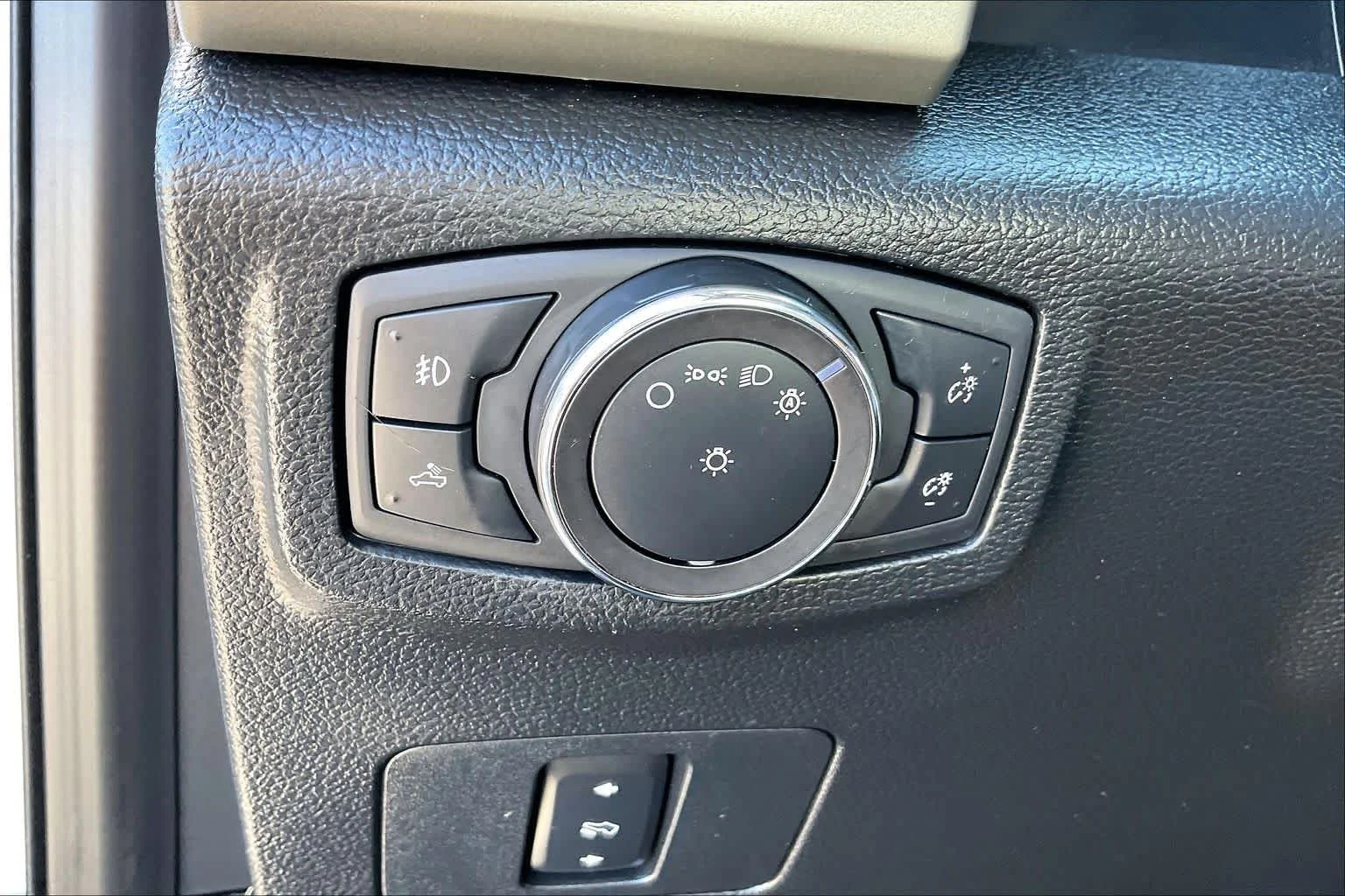 Used 2018 White Platinum Metallic Tri-Coat Ford LARIAT image 13