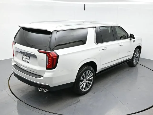 Used 2021 WHITE FROST TRICOAT GMC Denali image 40