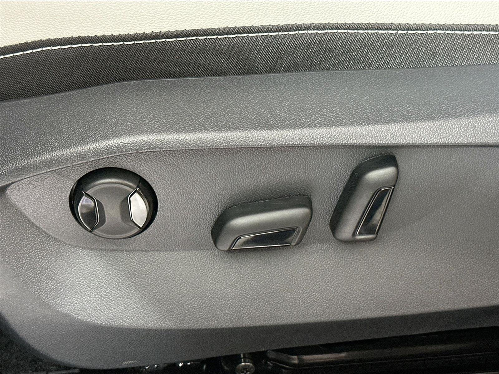 New 2026 Deep Black Pearl Volkswagen SE image 17