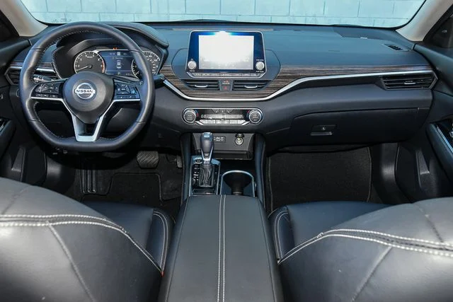Used 2019 Silver Nissan 2.5 Platinum image 30