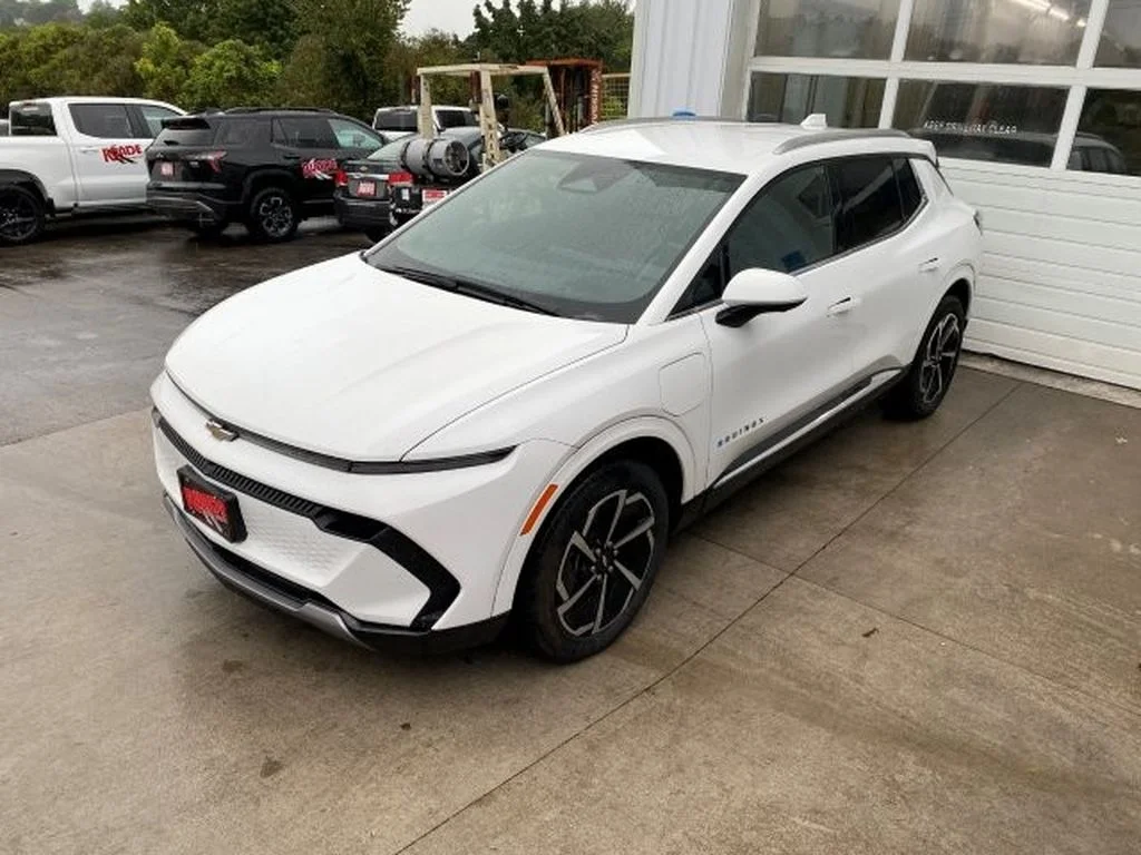 Used 2024 Summit White Chevrolet LT image 1