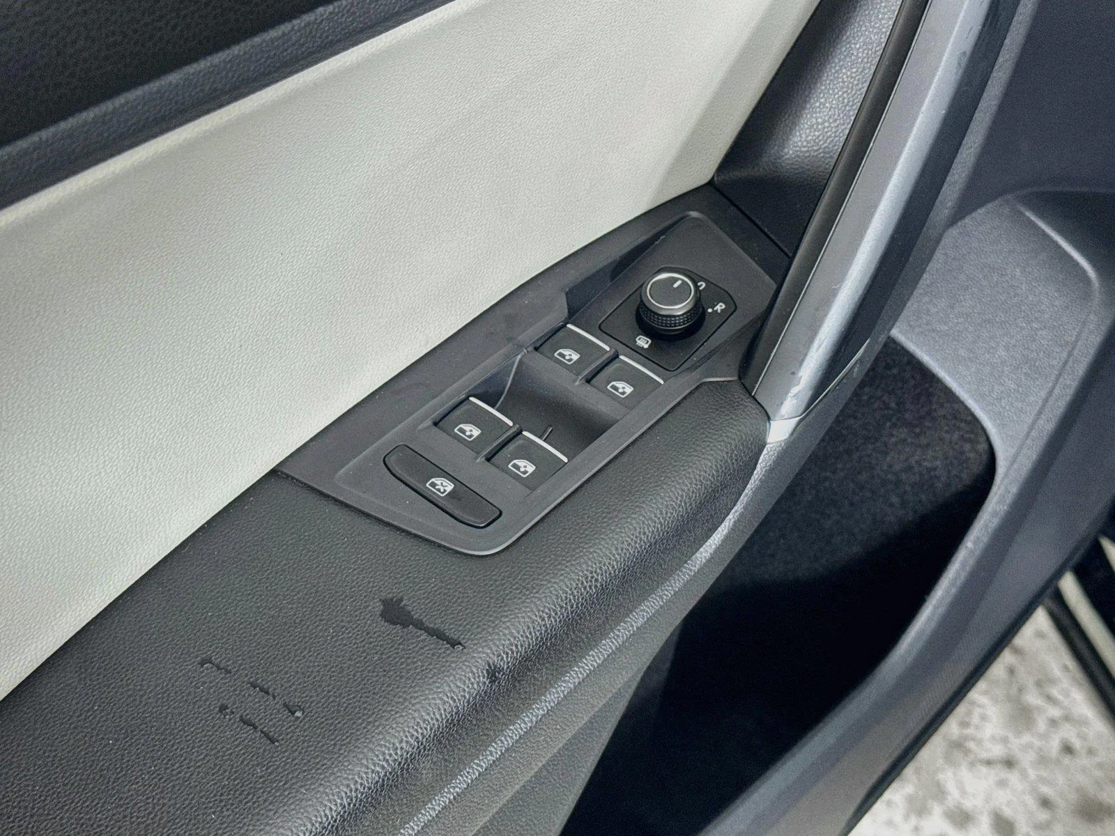 Used 2018 Deep Black Pearl Metallic Volkswagen SE image 17