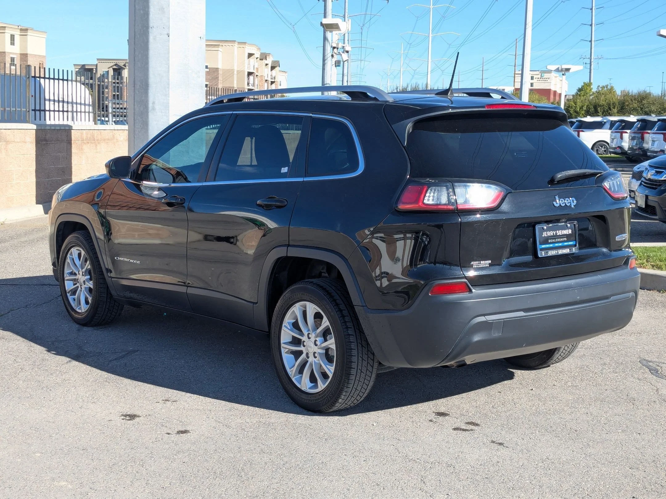 Used 2019 Diamond Black Crystal Pearlcoat Jeep Latitude image 3