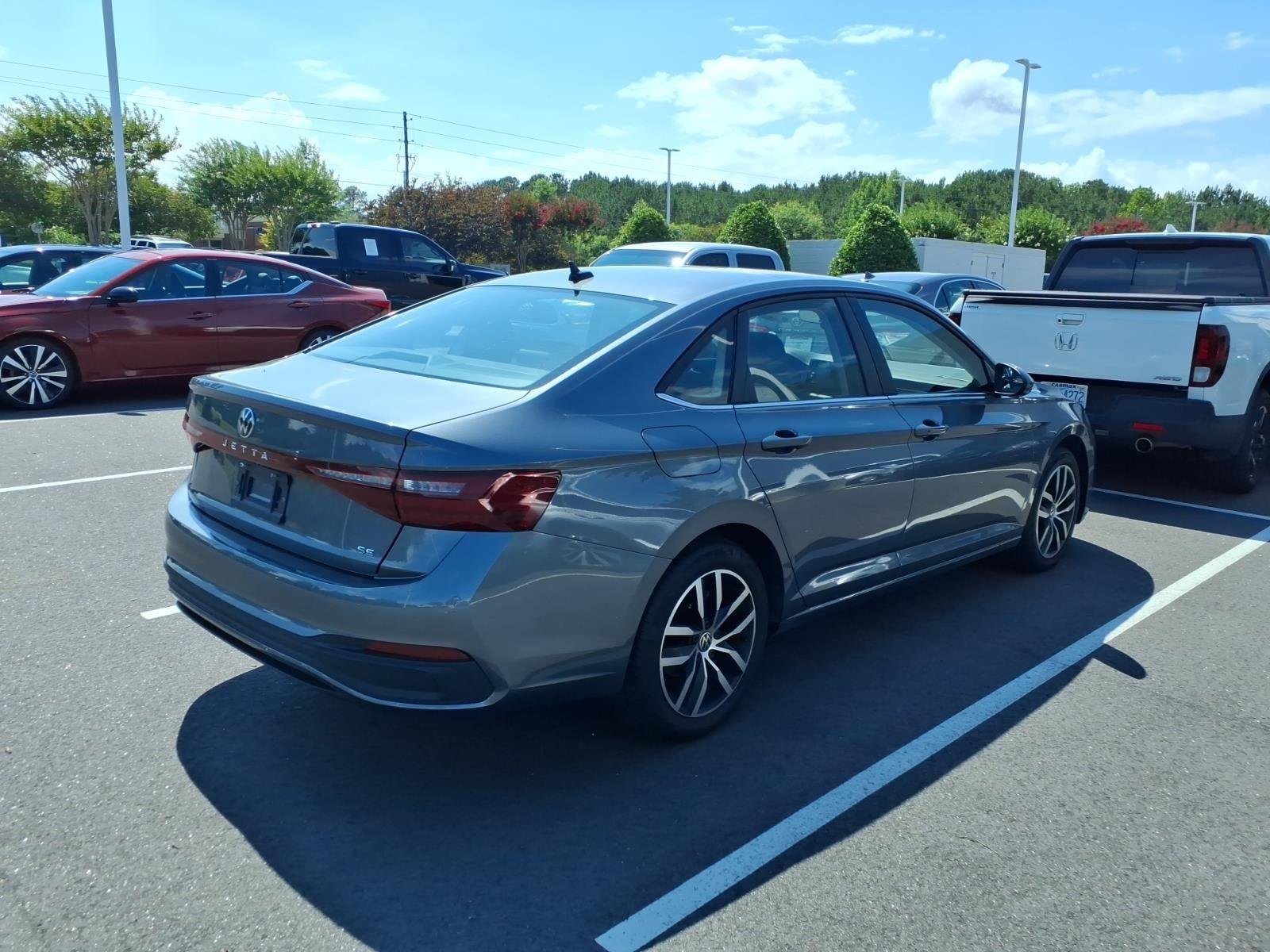 Used 2025  Volkswagen SE image 5