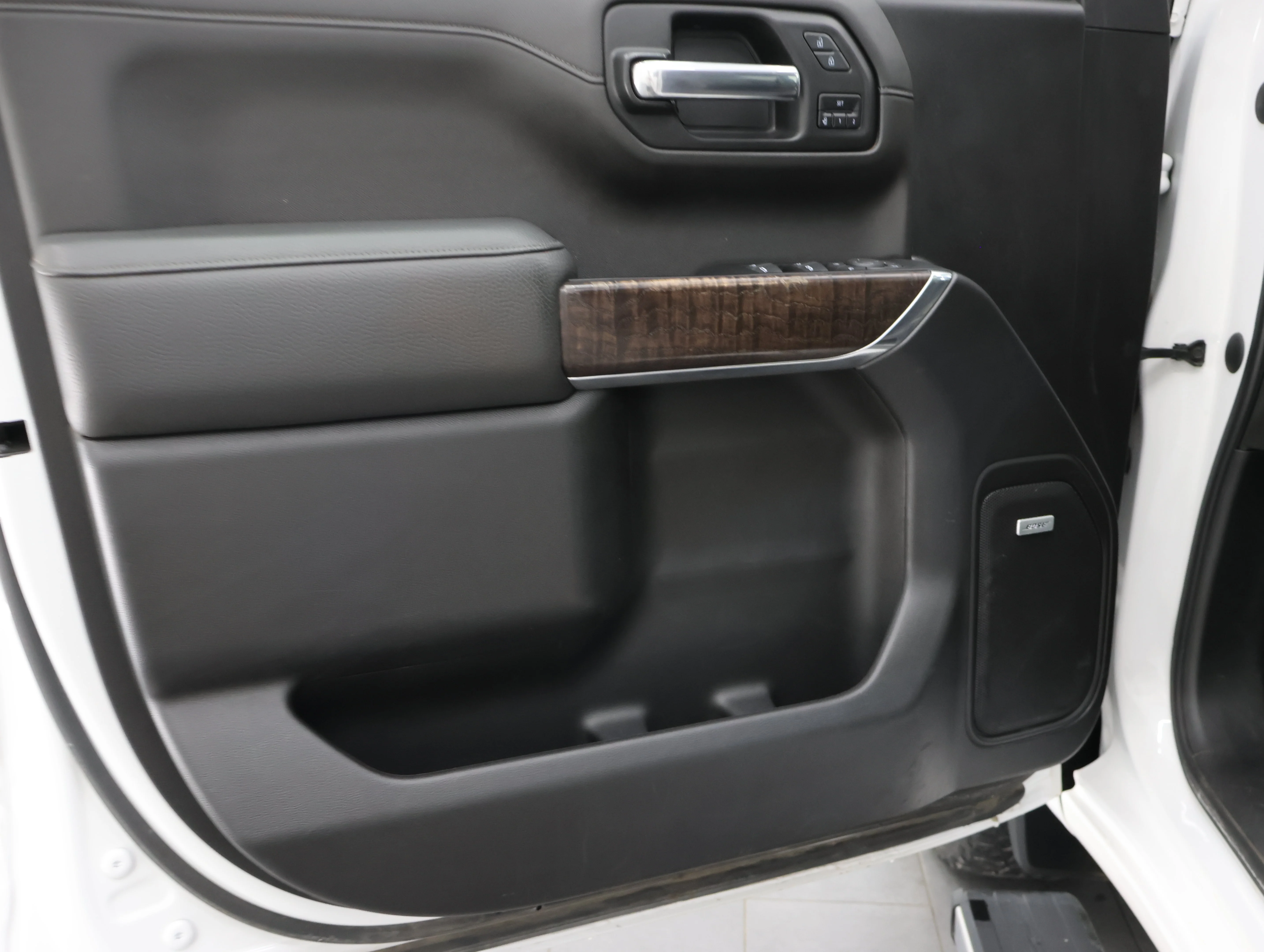 Used 2022 White Frost Tricoat GMC Denali image 43