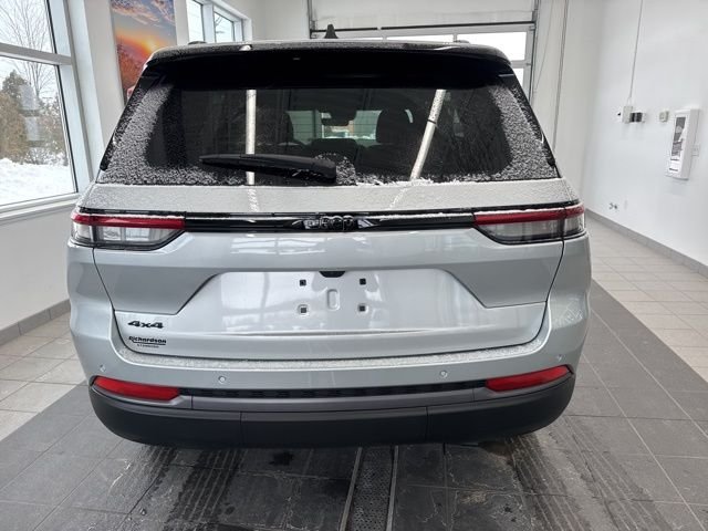 New 2026 Silver Zynith Exterior Paint Jeep Altitude image 4