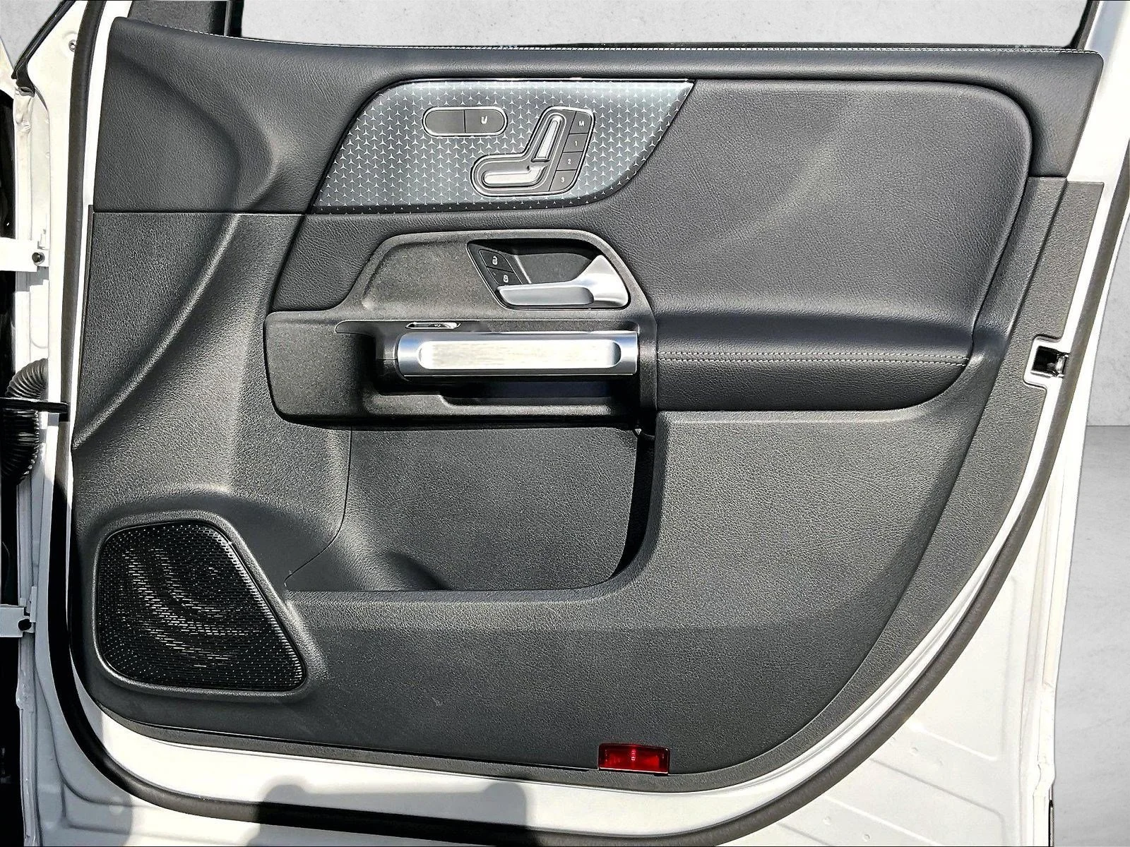 Used 2026 Polar White Mercedes-Benz GLB 250 image 19