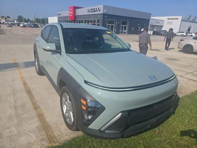 Used 2024 Green Hyundai SE image 1