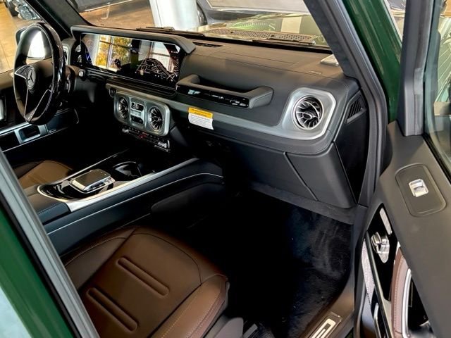 New 2026 MANUFAKTUR Deep Green Non-Metallic Mercedes-Benz G 580 image 29