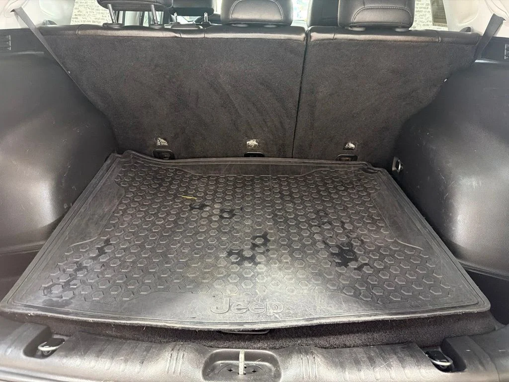 Used 2019 White Clearcoat Jeep Trailhawk image 9