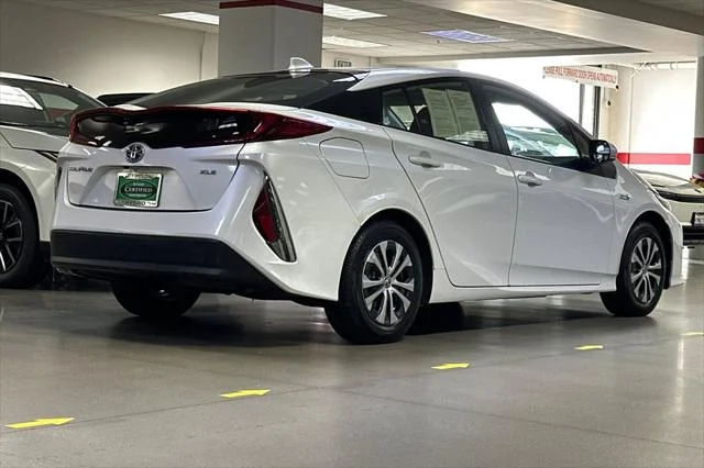 Certified Used 2021 Wind Chill Pearl Toyota  image 4