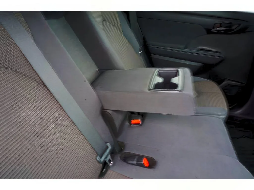 2024 Toyota Highlander LE - Photo 27