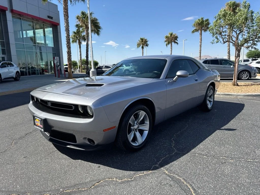 Used 2017 Silver Dodge SXT image 2