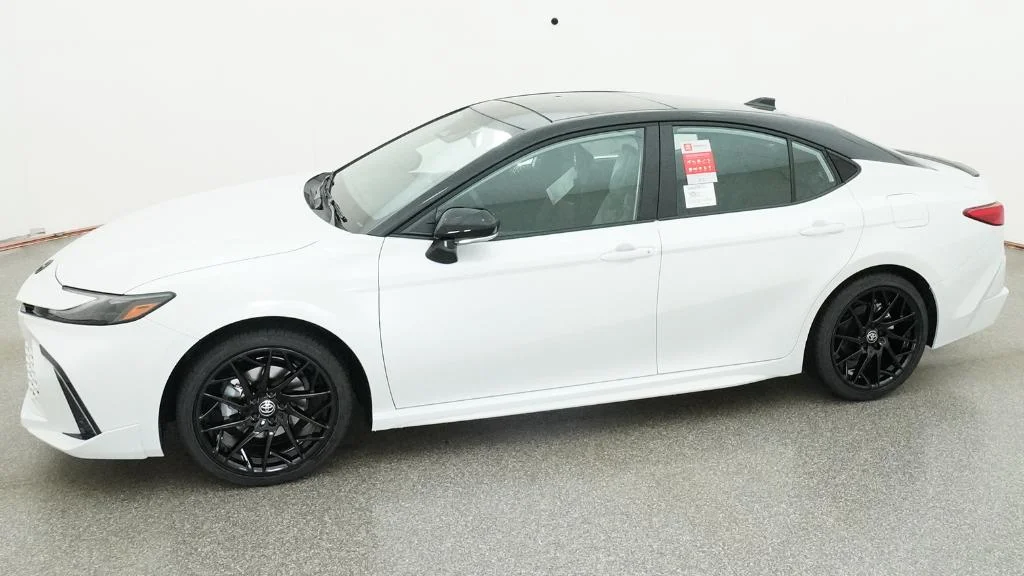 New 2026 Wind Chill Pearl with Midnight Black Metallic roof Toyota XSE image 4