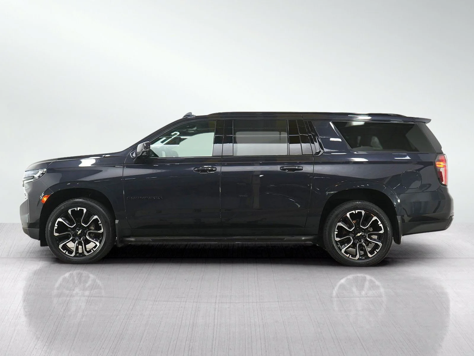 Used 2022 Chevrolet Suburban RST with VIN 1GNSKEKT6NR198634 for sale in Minneapolis, Minnesota