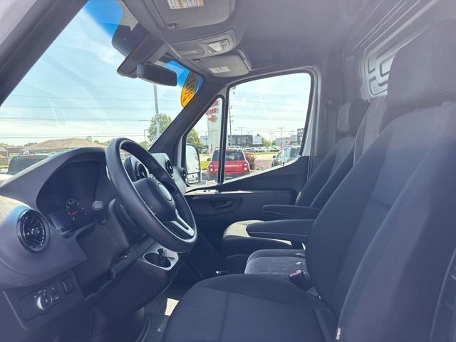 Used 2019 White Freightliner Standard Roof I4 image 13
