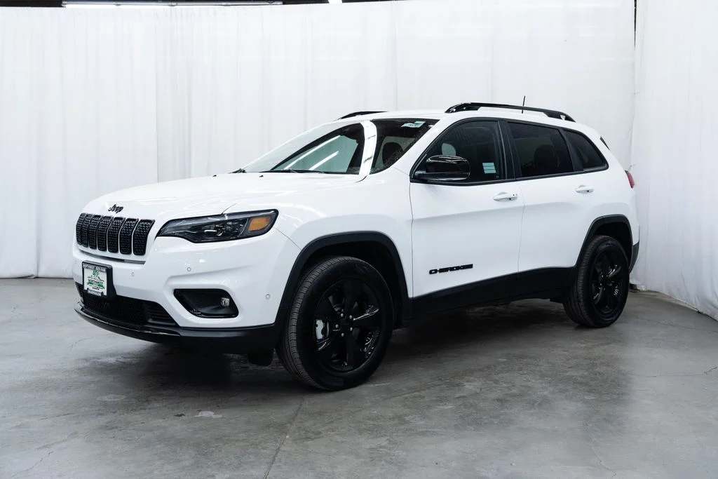 Used 2023 White Jeep Altitude image 3