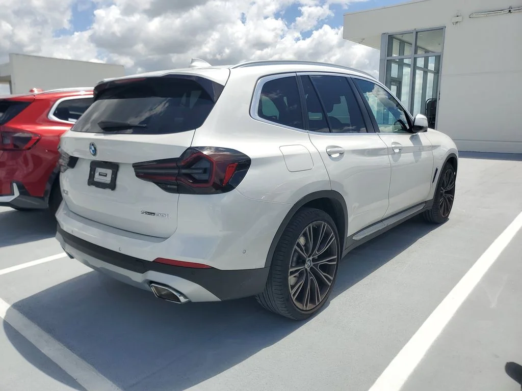 Used 2023 Mineral White Metallic BMW sDrive30i image 3