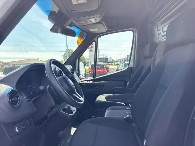 Used 2019 White Freightliner Standard Roof I4 image 13