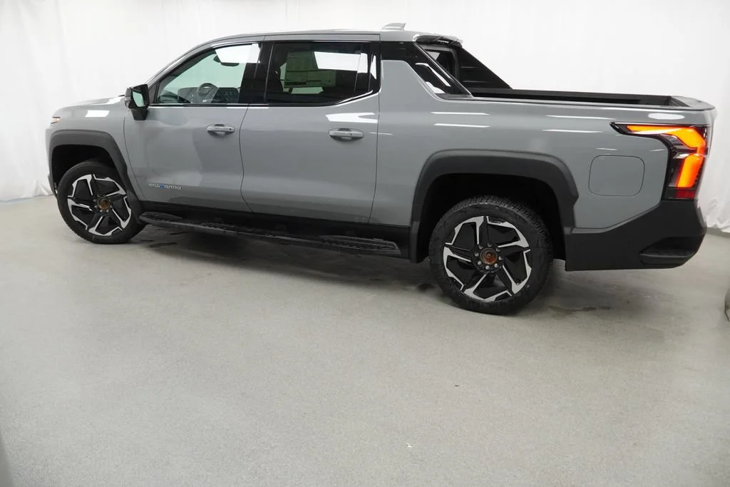 New 2026 Slate Gray Metallic Chevrolet LT - Max Range image 5