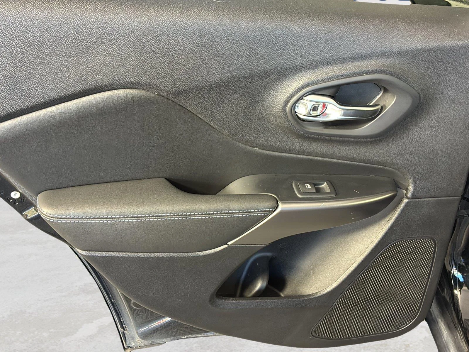 Used 2020 Diamond Black Crystal Pearlcoat Jeep Latitude image 37