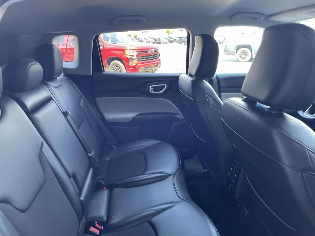 Used 2022 Black Jeep Latitude 4x4 image 11