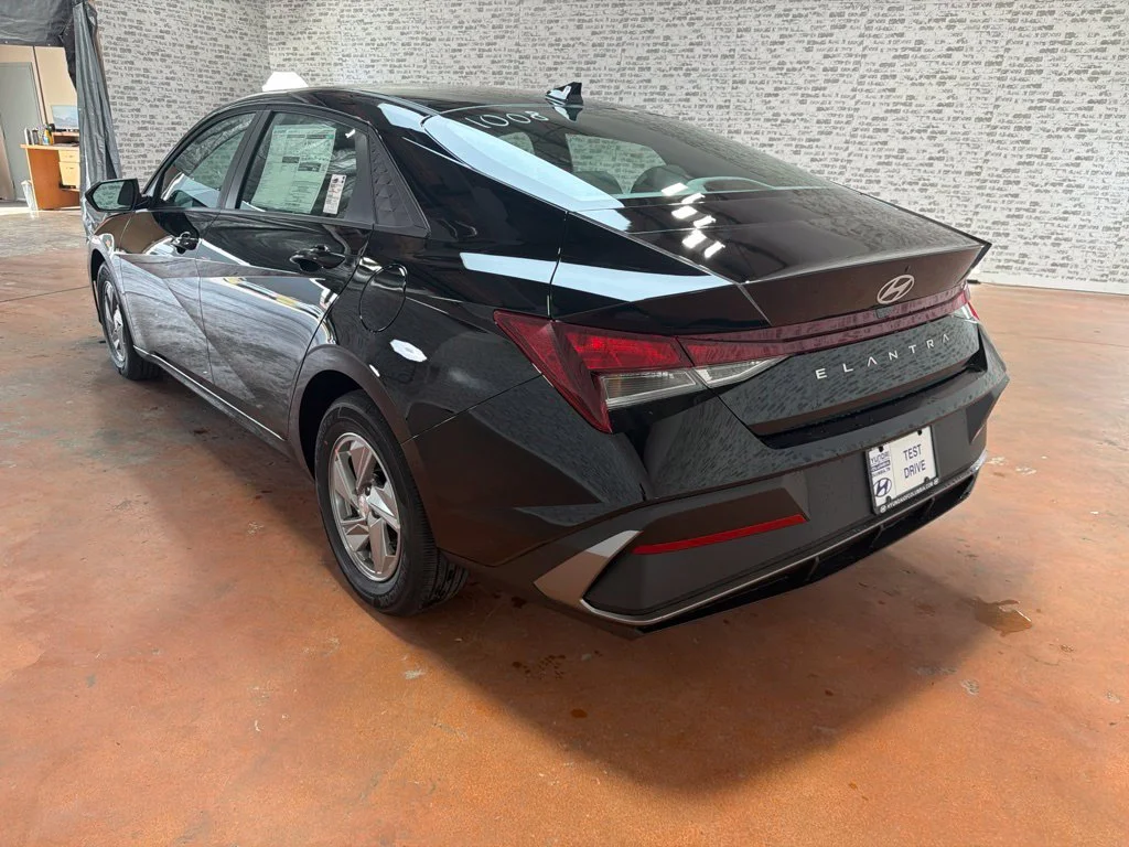 New 2026 Abyss Black Hyundai SE image 5