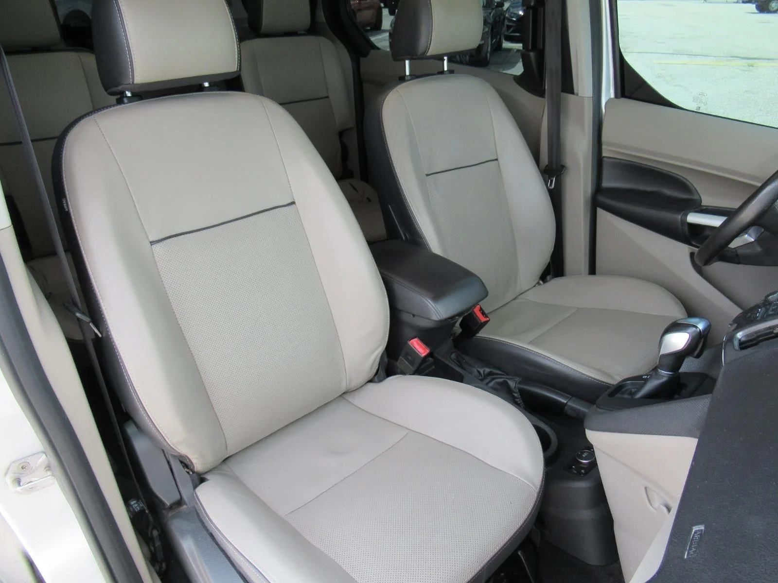 Used 2016  Ford Titanium image 9