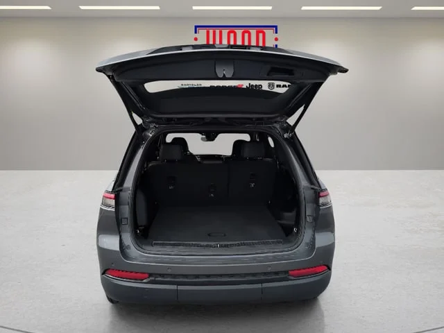 Used 2022 Baltic Gray Metallic Clearcoat Jeep Altitude image 9