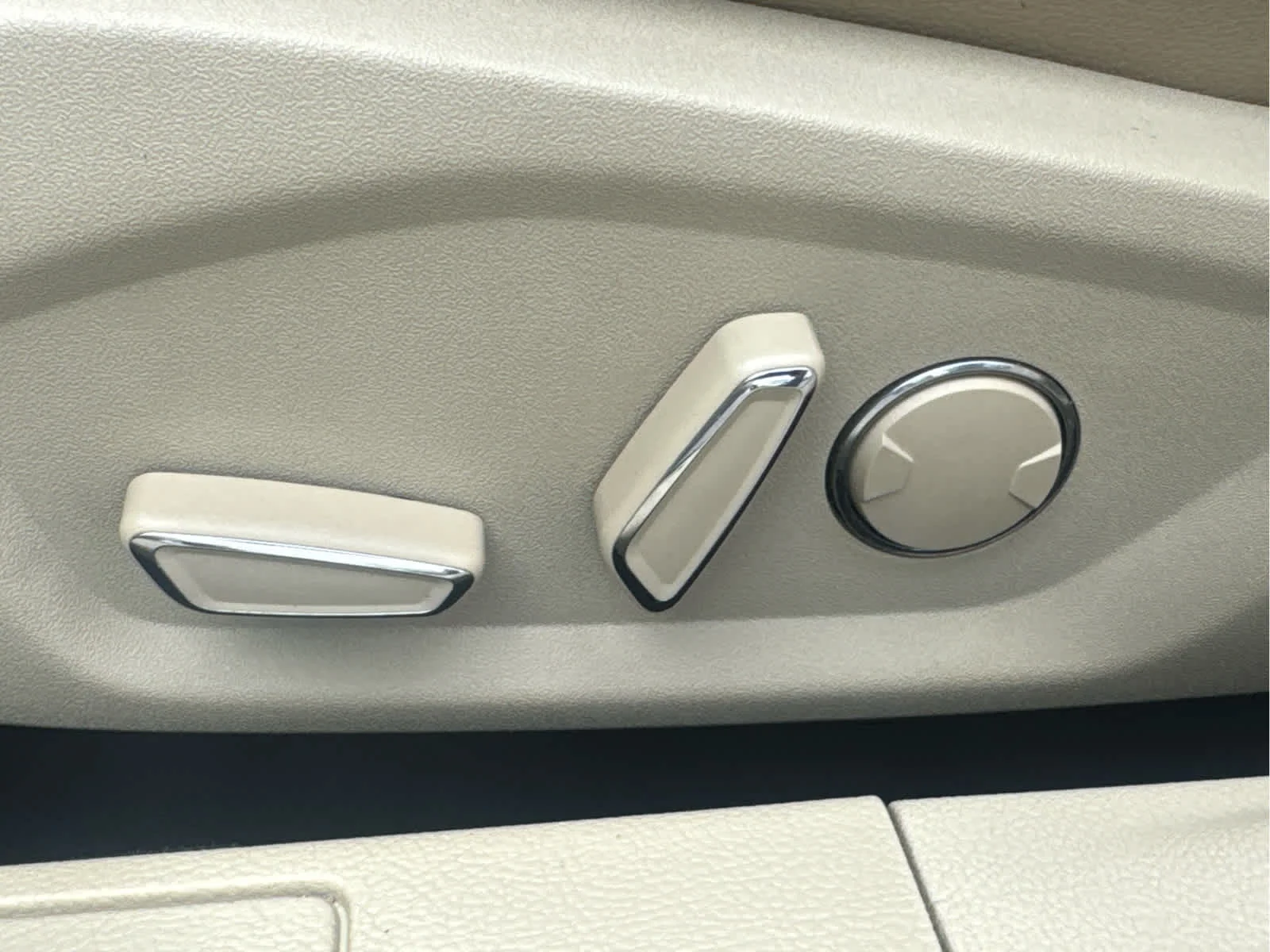 Used 2014 Oxford White Ford SE image 10