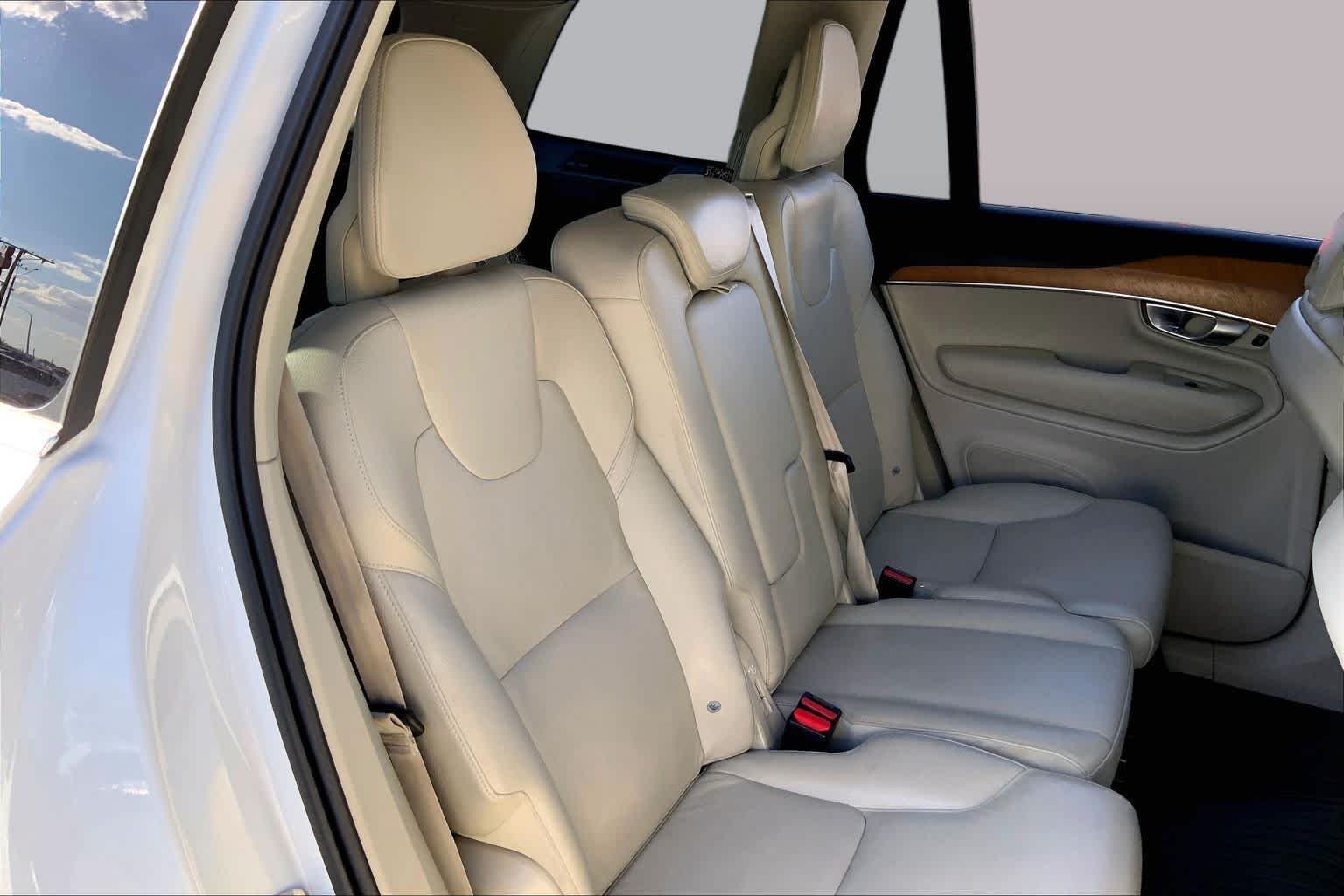 Used 2022 Crystal White Metallic Volvo Momentum image 17