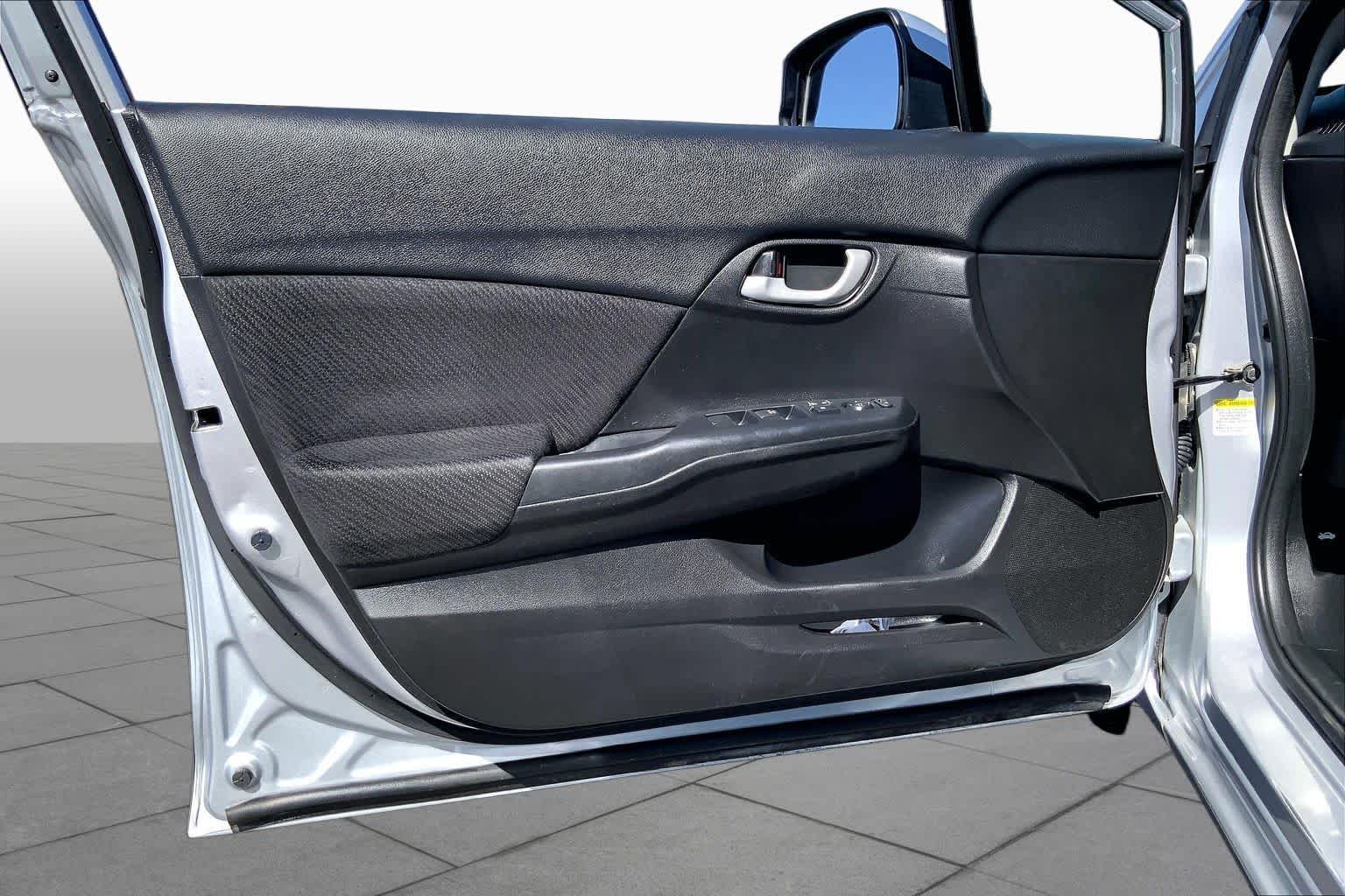 Used 2013 Alabaster Silver Metallic Honda LX image 24