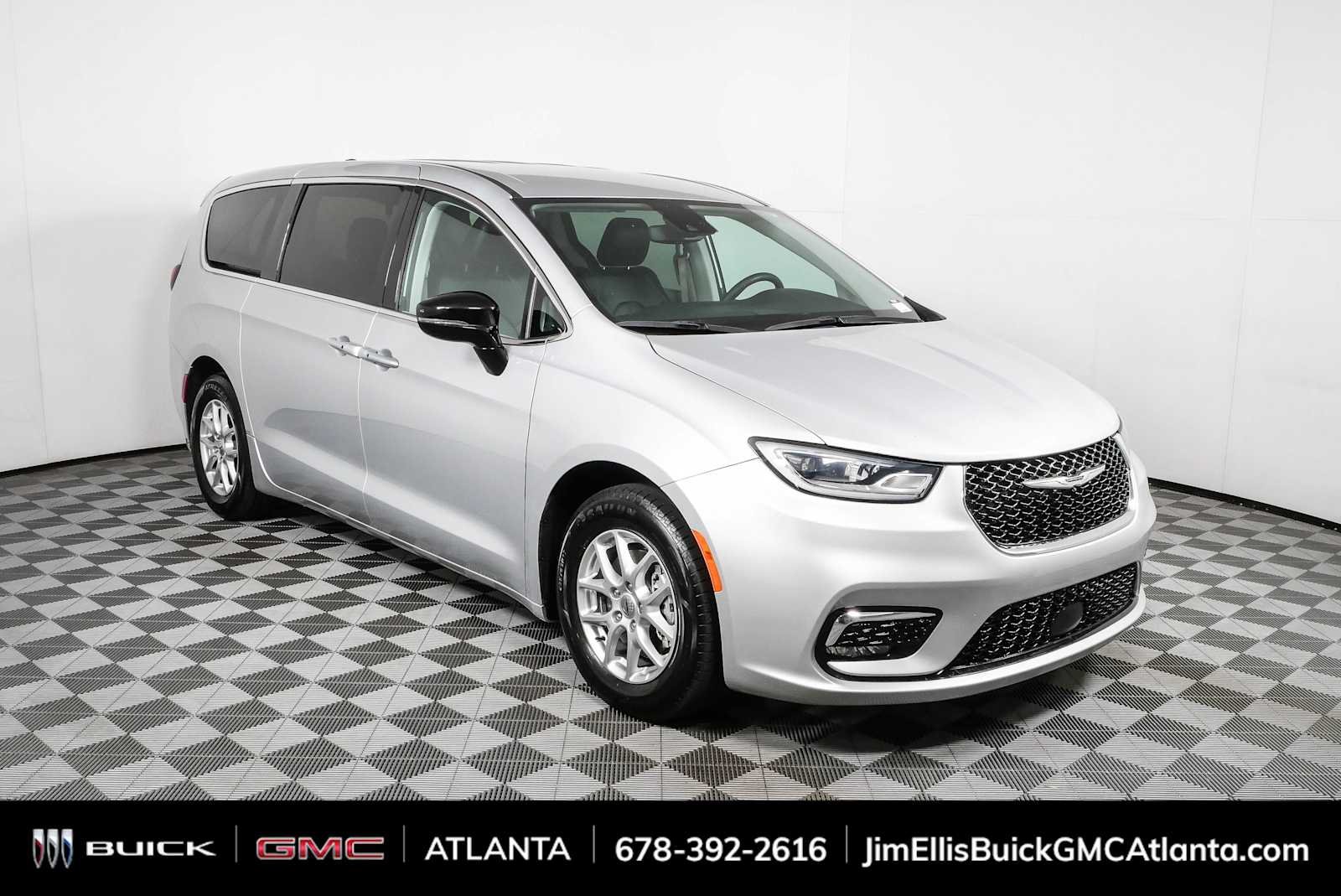 2024 Chrysler Pacifica Touring L's photo