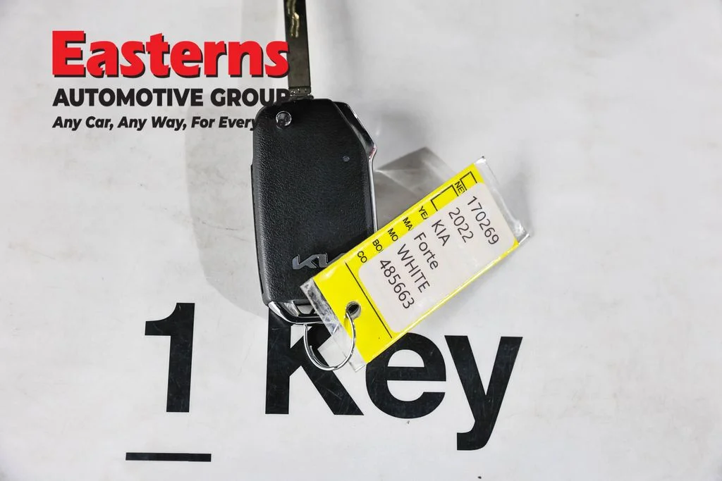 Used 2022 White Kia LXS image 24