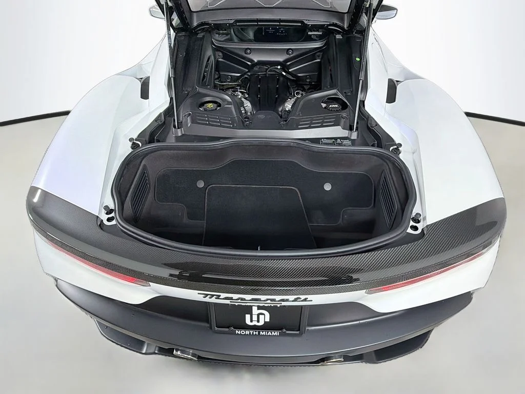 Used 2022 White Maserati Base image 25
