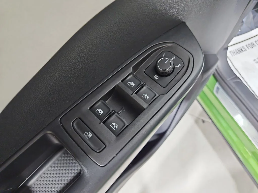 Used 2025 Green Volkswagen 1.5T SE image 14