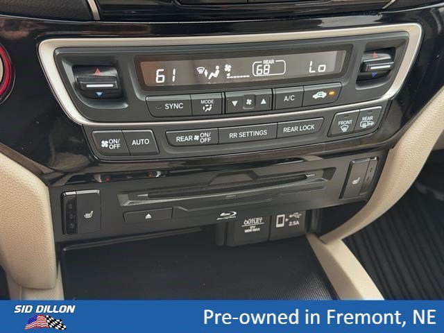 Used 2020 Platinum White Pearl Honda Touring 7-Passenger image 12