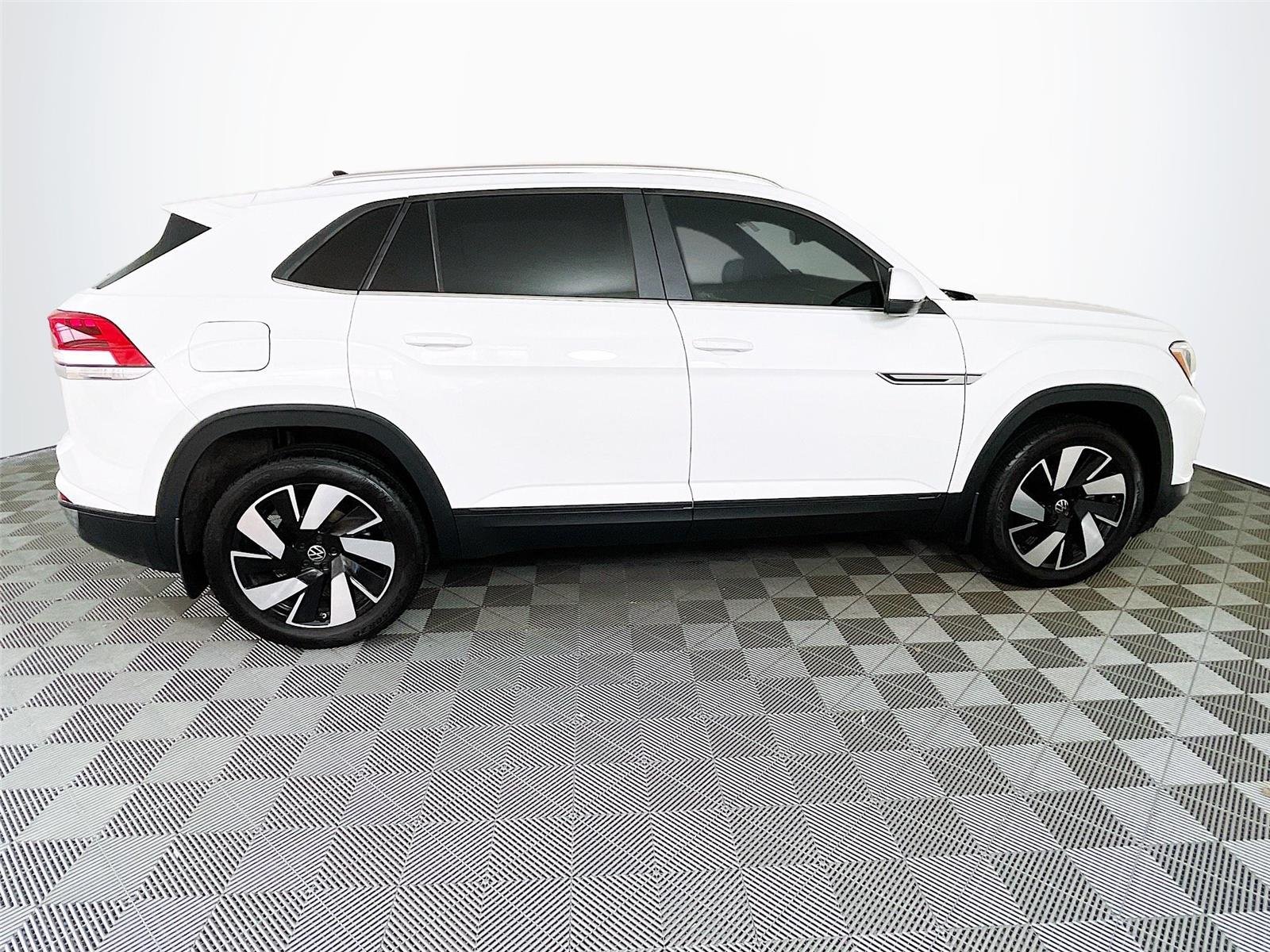 Used 2024 WHITE VOLKSWAGEN SE image 11
