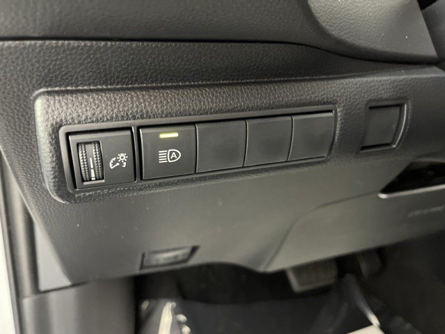 Certified Used 2022 Pearl Toyota SE image 24