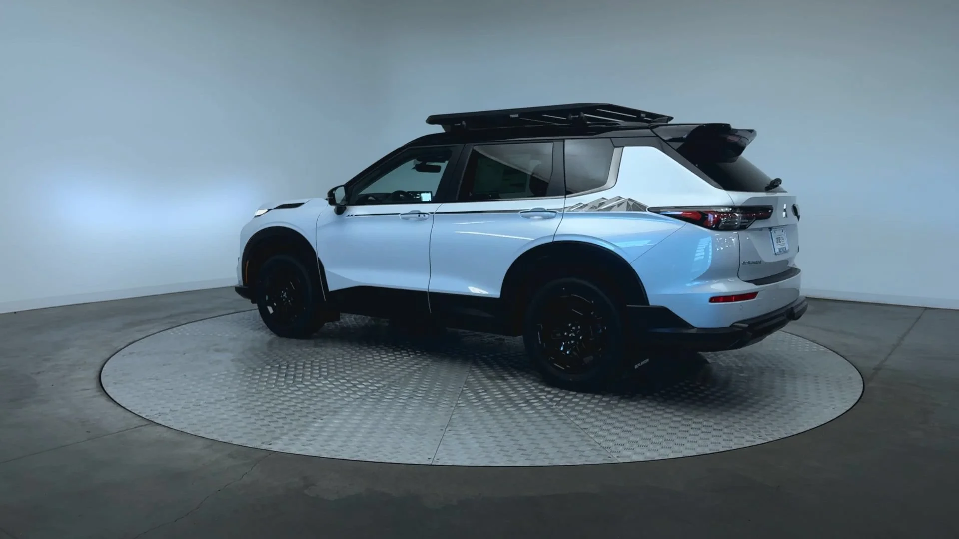 New 2026 White Diamond/Black Roof Mitsubishi Trail Edition image 6