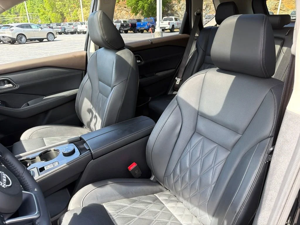 Used 2023 Black Nissan Platinum image 9