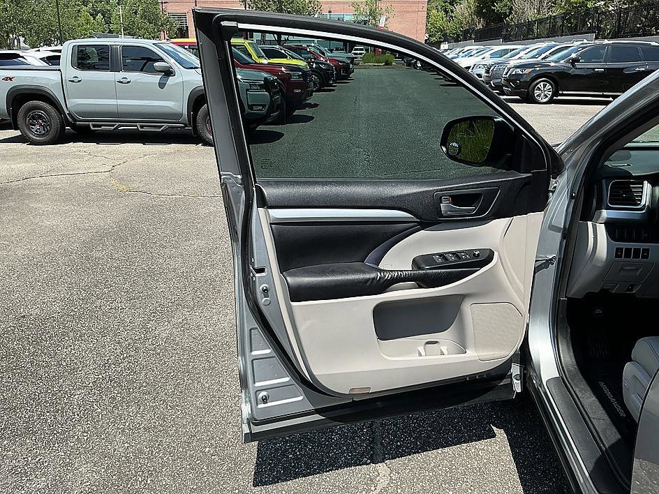 Used 2015 Silver Sky Metallic Toyota XLE image 11