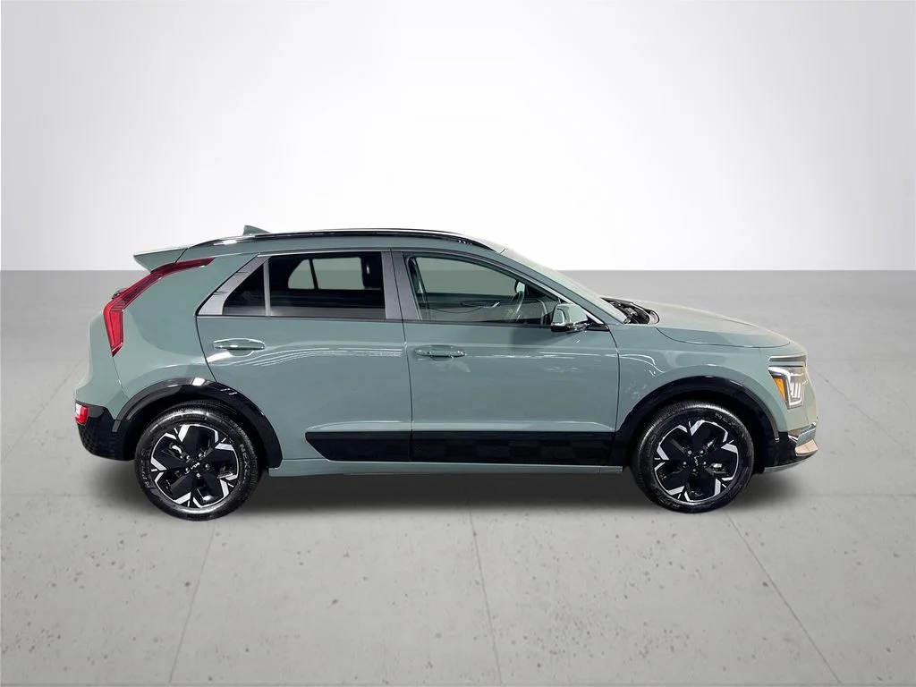 Used 2024 Green Kia Wind image 5