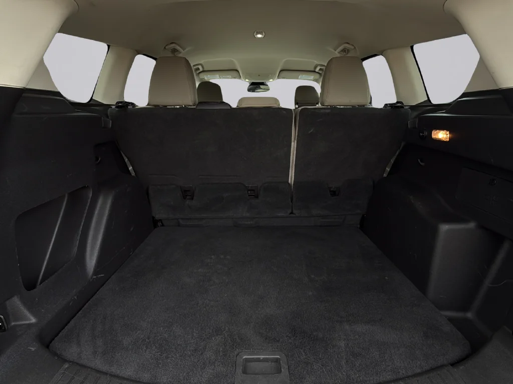 Used 2018 White Gold Metallic Ford SE image 29
